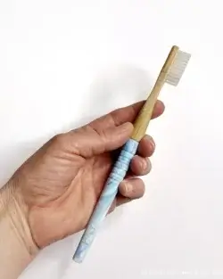 Manche artisanal pour brosse à dents à tête rechargeable